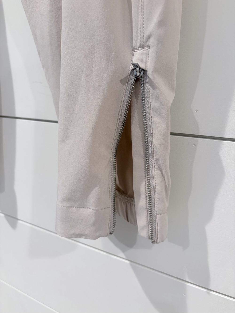 Athleta Beige Stretch Ankle Pants 8 Zip Hem Quiet Luxury Gorpcore Sporty Chic - Picture 5 of 14